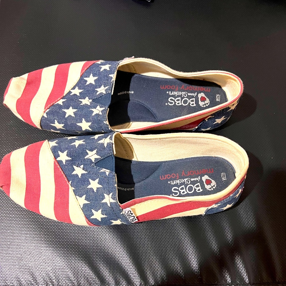 Size 7.5 Women’s Sketchers Bobs Plush lil Americana slip on shoe